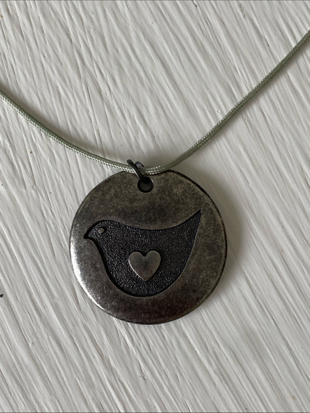 Vintage Hallmark HMK Pewter Style Bird & Heart Disc Pendant Necklace - Picture 5 of 16